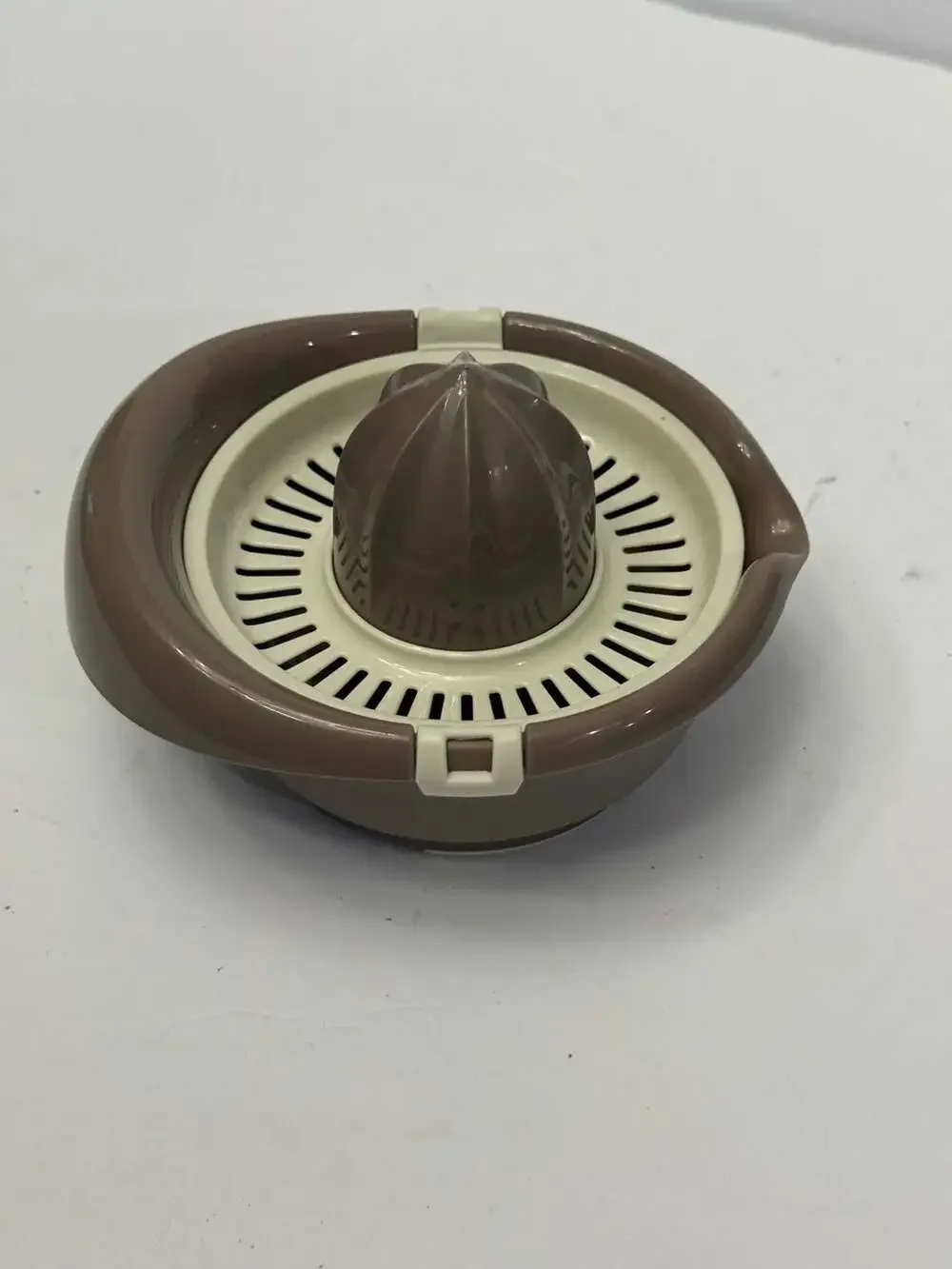 Vintage Brown Cream Plastic Citrus Juicer Lemon Orange Reamer Strainer Retro
